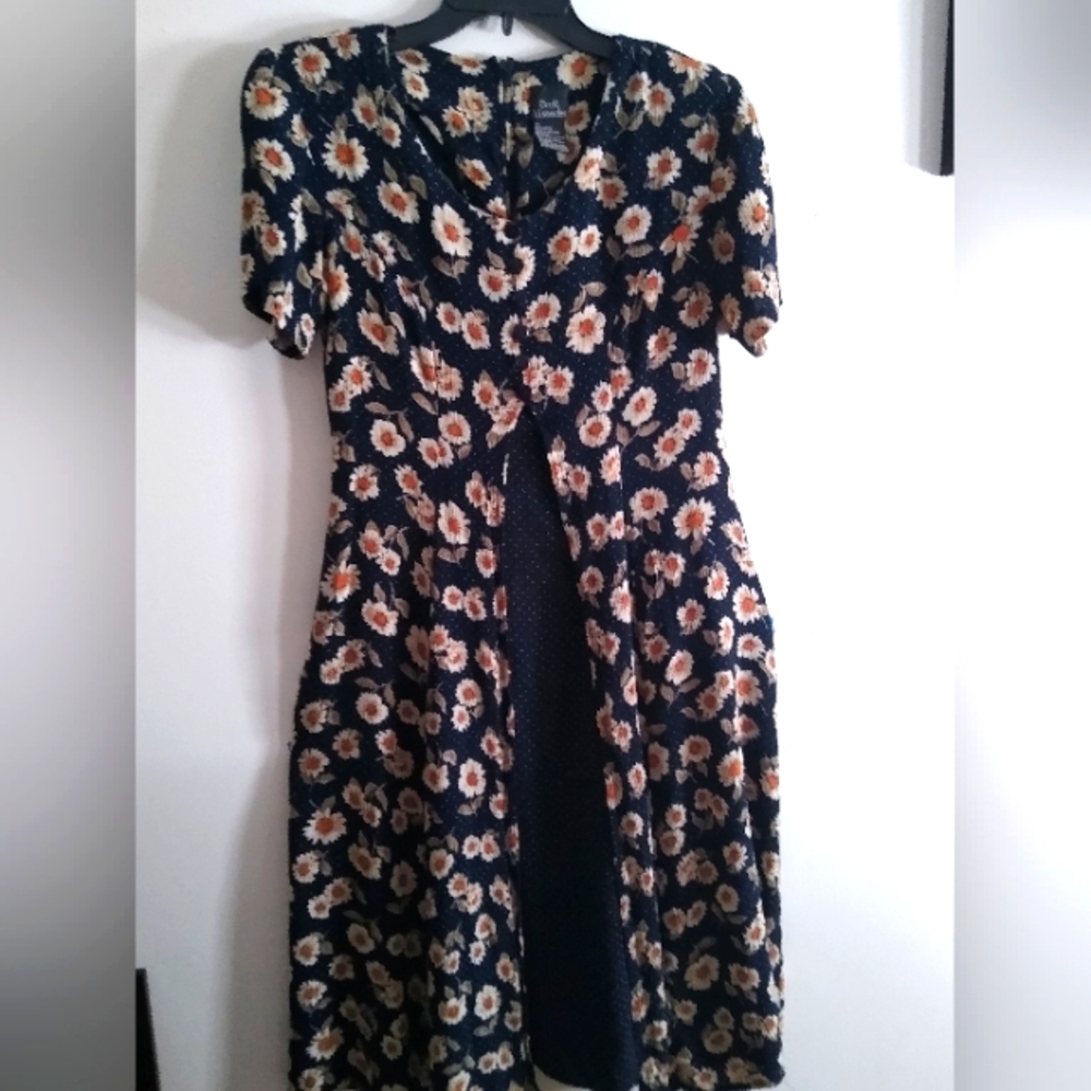 Vintage women's daisy dress.